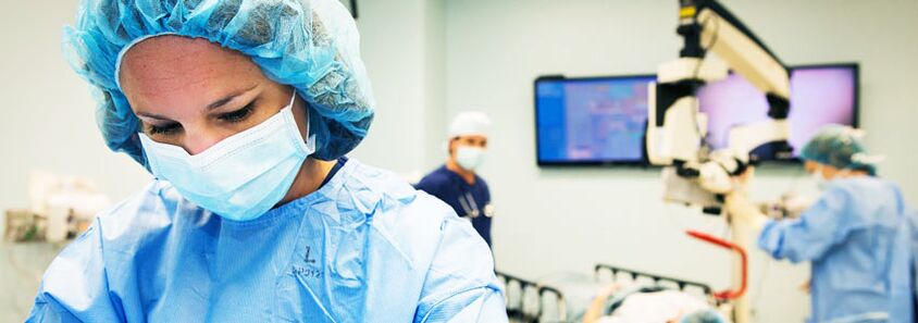 Bularraren handitzeko kirurgia plastikoa egiten duten zirujauak