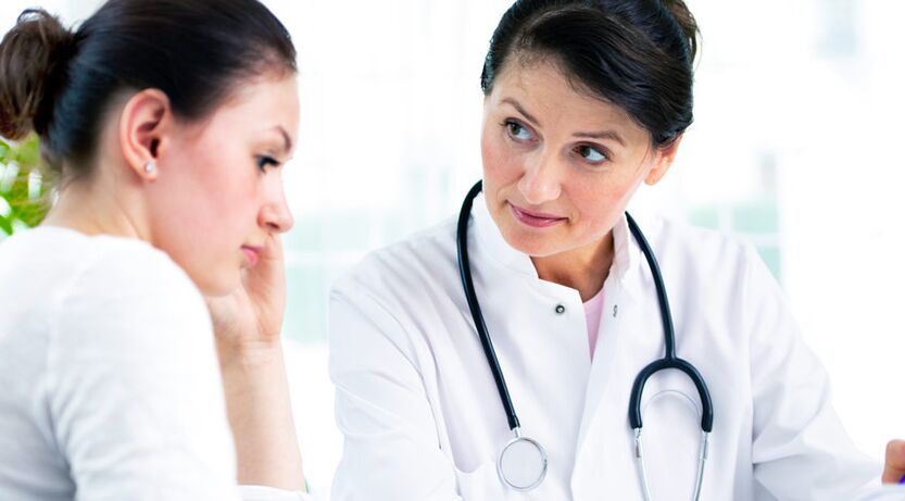 Mediku batek pazienteari aholkatzen dio handitzeko mamoplastia egiteko zantzuei buruz.