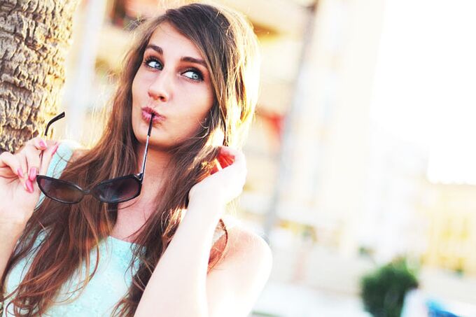 Neska bat bularra handitzeko kirurgia plastikoa egin behar ote duen pentsatzen ari da.